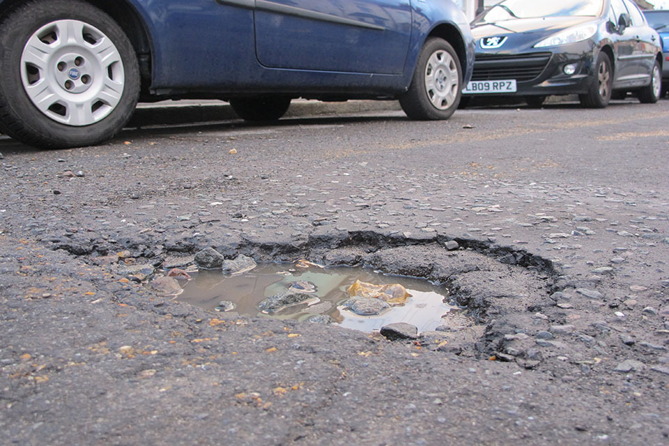 Imagem relacionada à notícia: O Ministro das Estradas testa o ‘Pothole Pro (') para o Dia Nacional do Pothole, após o recorde de £1.6 bilhões de aumento do governo