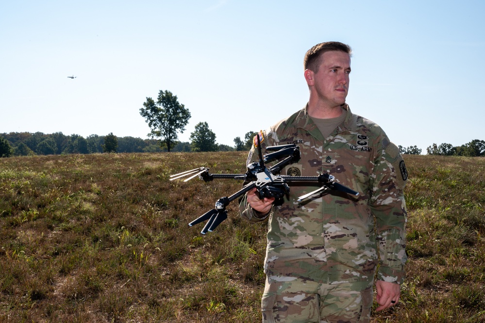 Imagem relacionada à notícia: Fort Leonard Wood Soldiers treina para se tornar operadora da UAS, aumenta a letalidade no treinamento básico de combate