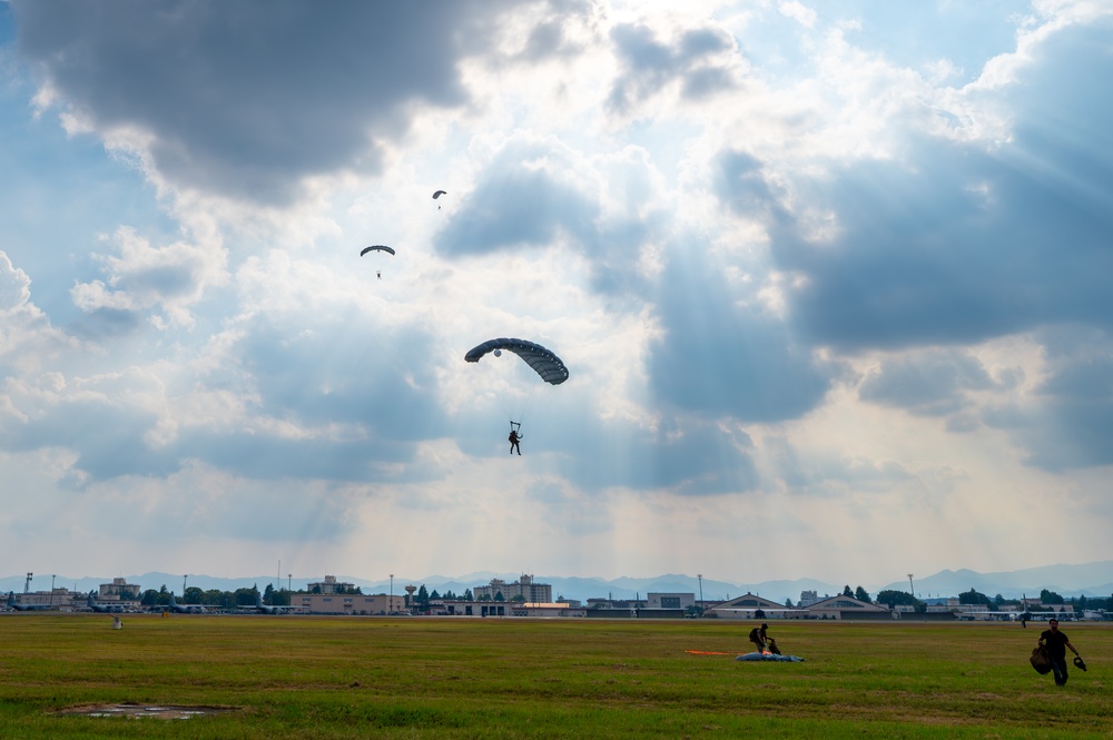 Imagem relacionada à notícia: Cada salto importa: 31 st RQS melhora a disponibilidade de resgate no Yokota