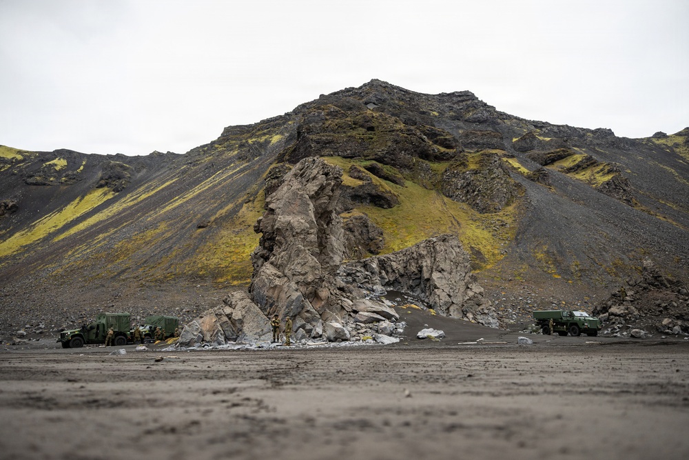 Imagem relacionada à notícia: U S Marines, Guarda Nacional norueguesa conduzem deslocamento conjunto em Jan Mayen