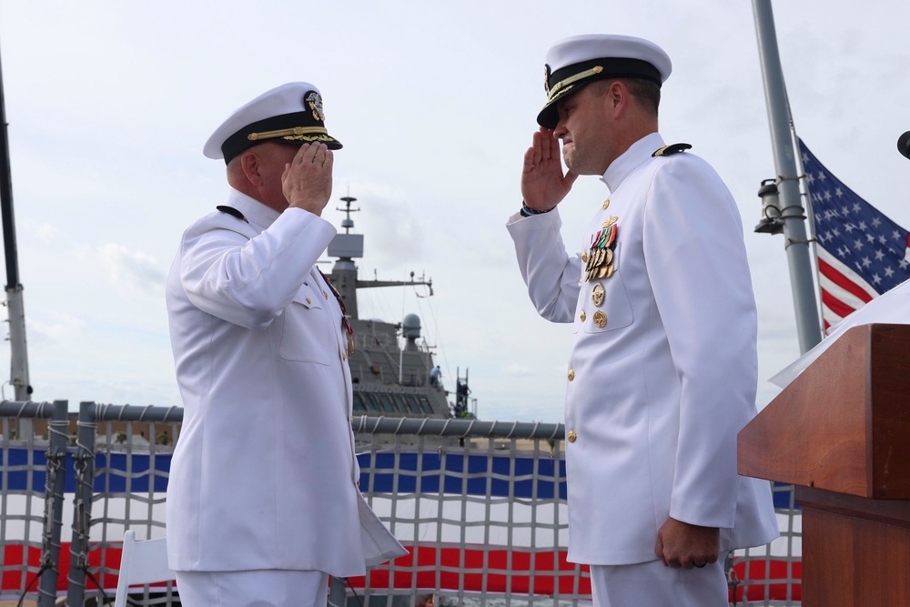 Imagem relacionada à notícia: COMANDADOR, LITTORAL COMBAT NAVAL SQUADRON Two Holds Mudança de Cerimônia de Comando