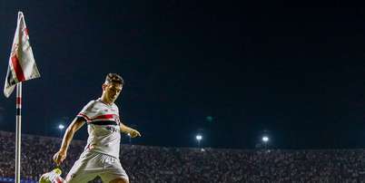Oscar cobra escanteio em jogo do S&atilde;o Paulo Foto: Miguel Schincariol/Getty Images