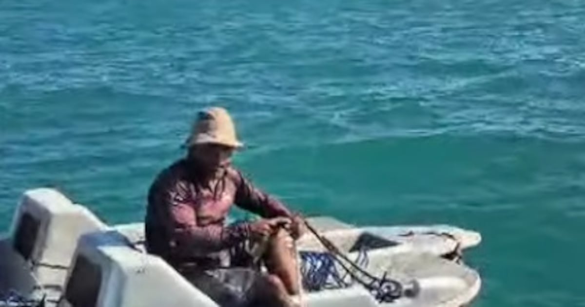 Pescador é resgatado após ficar à deriva a mais de 4km da costa, em praia de João Pessoa