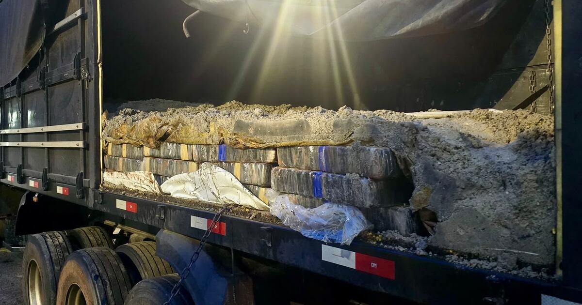 PRF prende motorista e apreende 2 toneladas de maconha em caminhão na Via Dutra, em Piraí