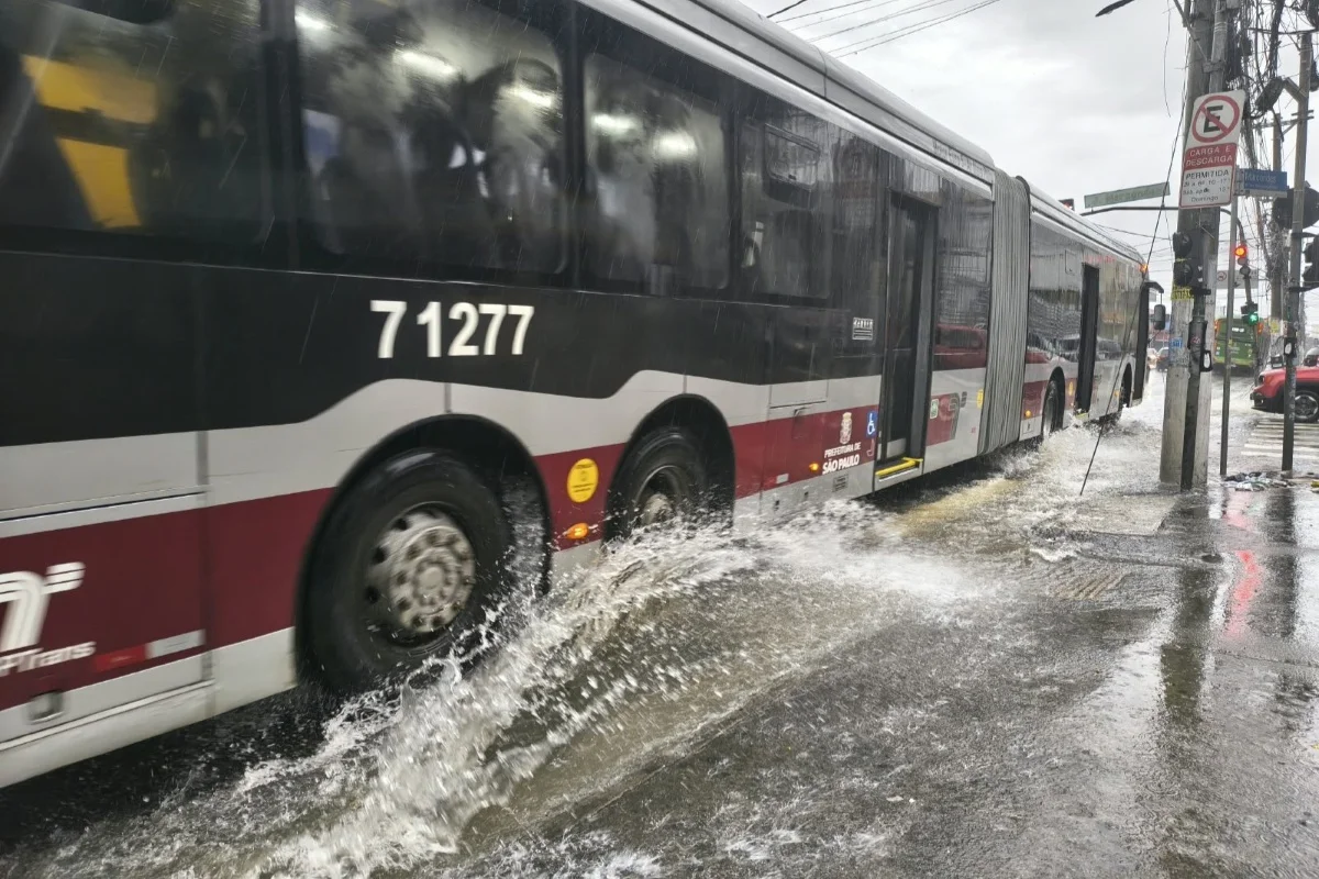 Chuva na Estrada de Campo Limpo, zona sul de SP - Metrópoles