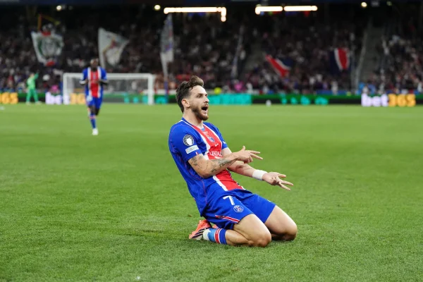 Astro do PSG, Kvaratskhelia pode perder temporada por lesão no joelho - destaque galeria