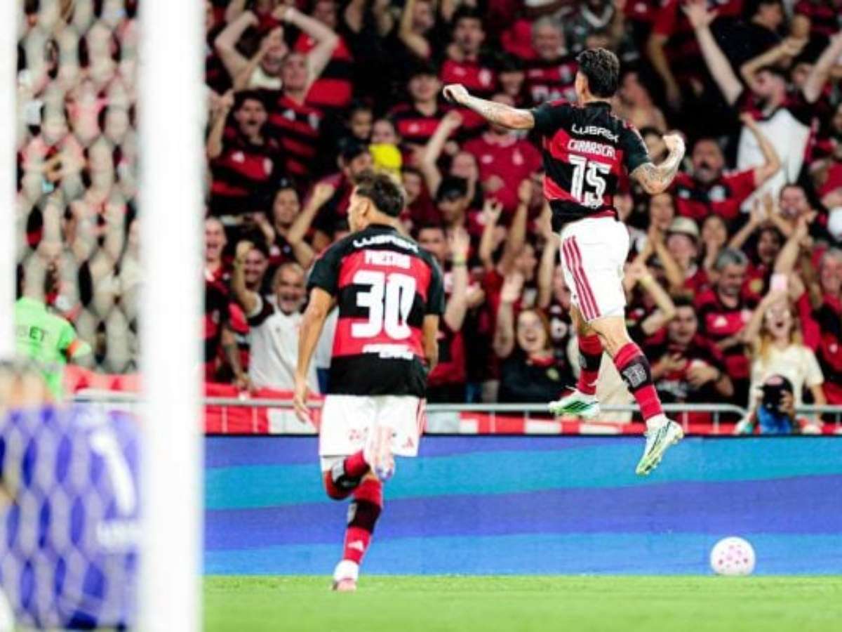 Flamengo vence Fluminense e segue na liderança do Brasileirão