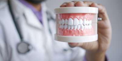 Aprenda a limpar a sua prótese dentária de forma segura. Descubra os produtos recomendados, o que evitar e como prolongar a durabilidade Foto: Canva Equipes/Towfiqu barbhuiya de Pexels / Bons Fluidos