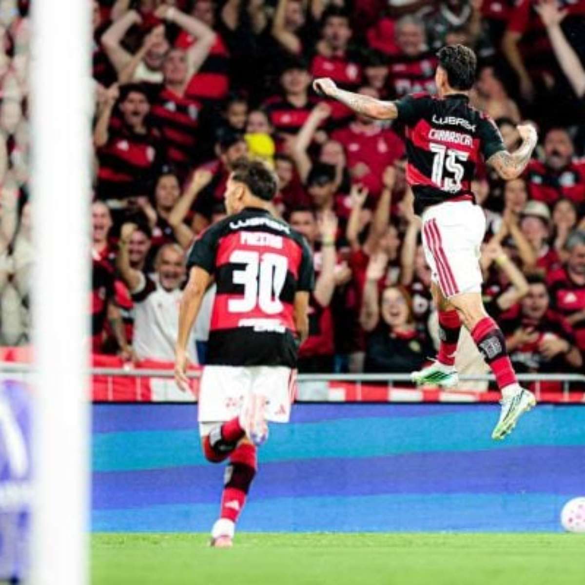 Flamengo vence Fluminense e segue na liderança do Brasileirão