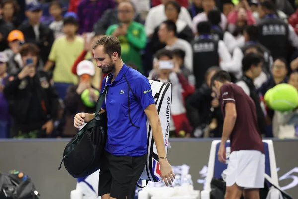 Medvedev perde a cabeça, acerta rosto de torcedor e é eliminado em Pequim