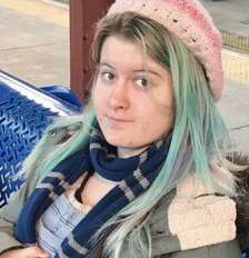 Emily Normandin-Parker está sentada em um banco. Foto: Panish, Shea, Ravipudi / BBC News Brasil