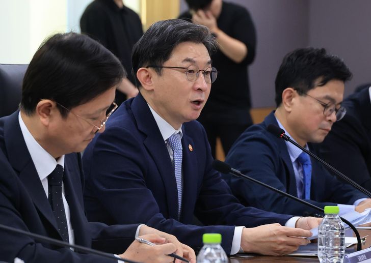 Financial Services Commission Chairman Lee Eog-weon, center, speaks during a meeting with representatives from across the financial sector about recent cyberattacks at banks at Government Complex Seoul, Sunday. Yonhap