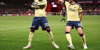 Brasileiro Murillo, do Nottingham Forest, tenta agastar o perigo pressionado por Odegaard, do Arsenal- Foto: Carl Recine/Getty Images / Jogada10