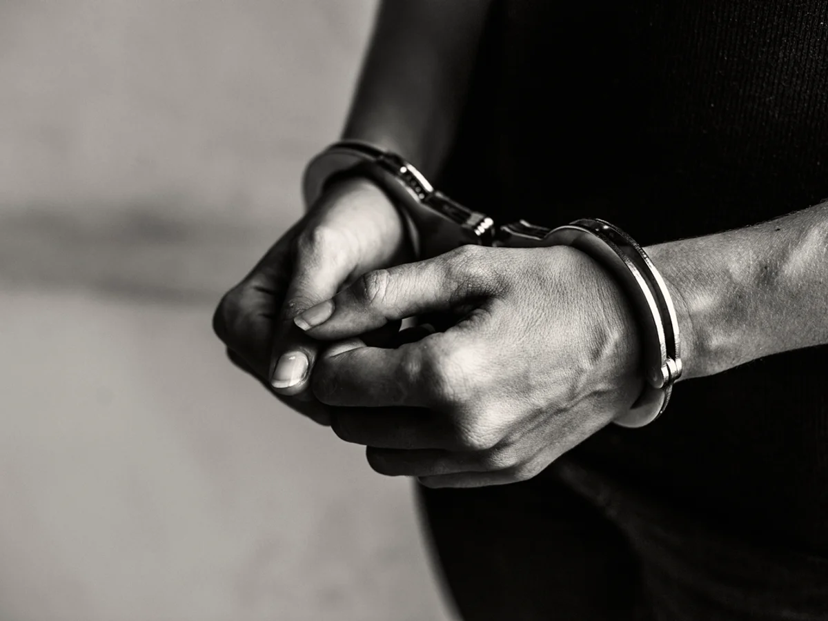 Homem com mandado por estupro de vulnerável é solto por lei eleitoral no DF