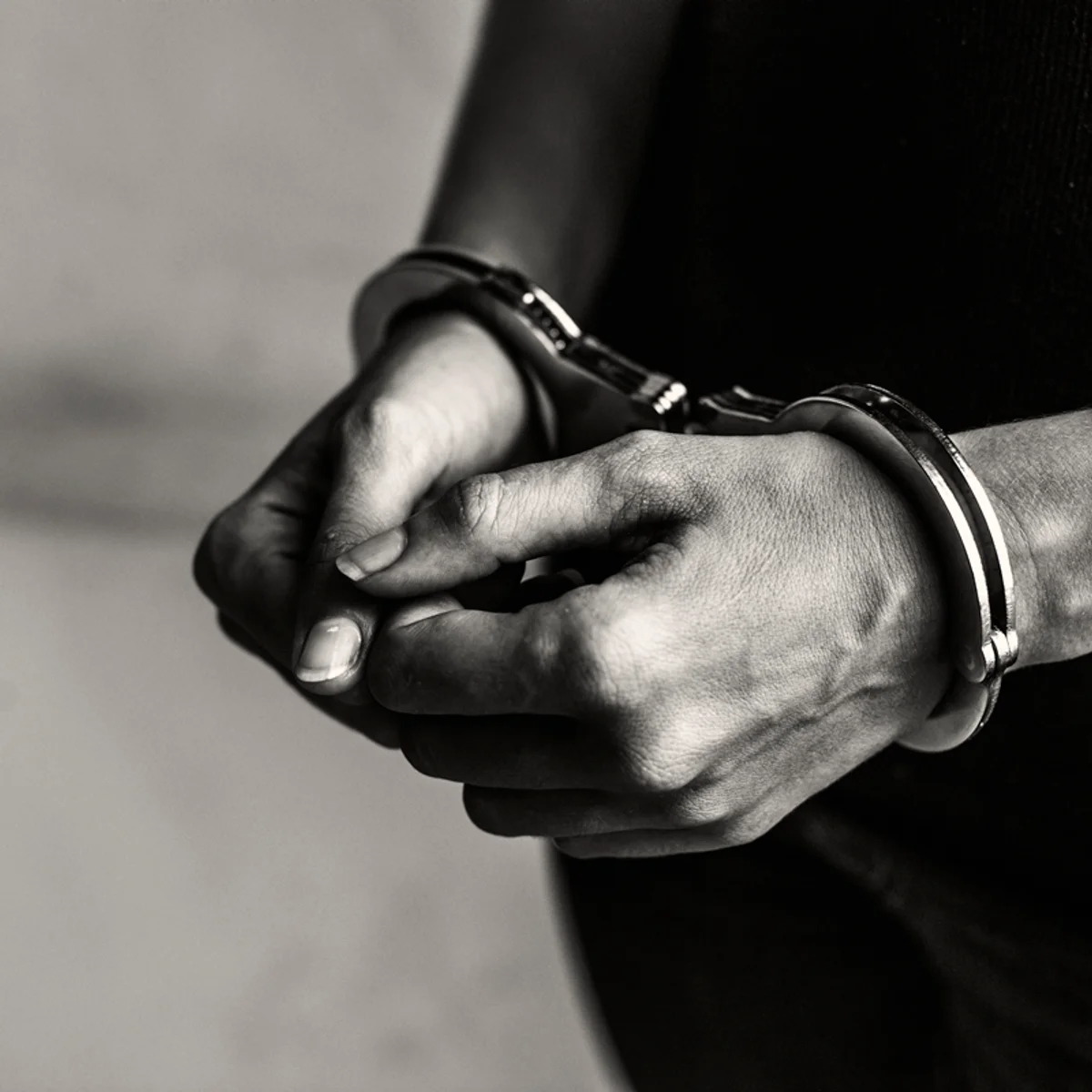 Homem com mandado por estupro de vulnerável é solto por lei eleitoral no DF