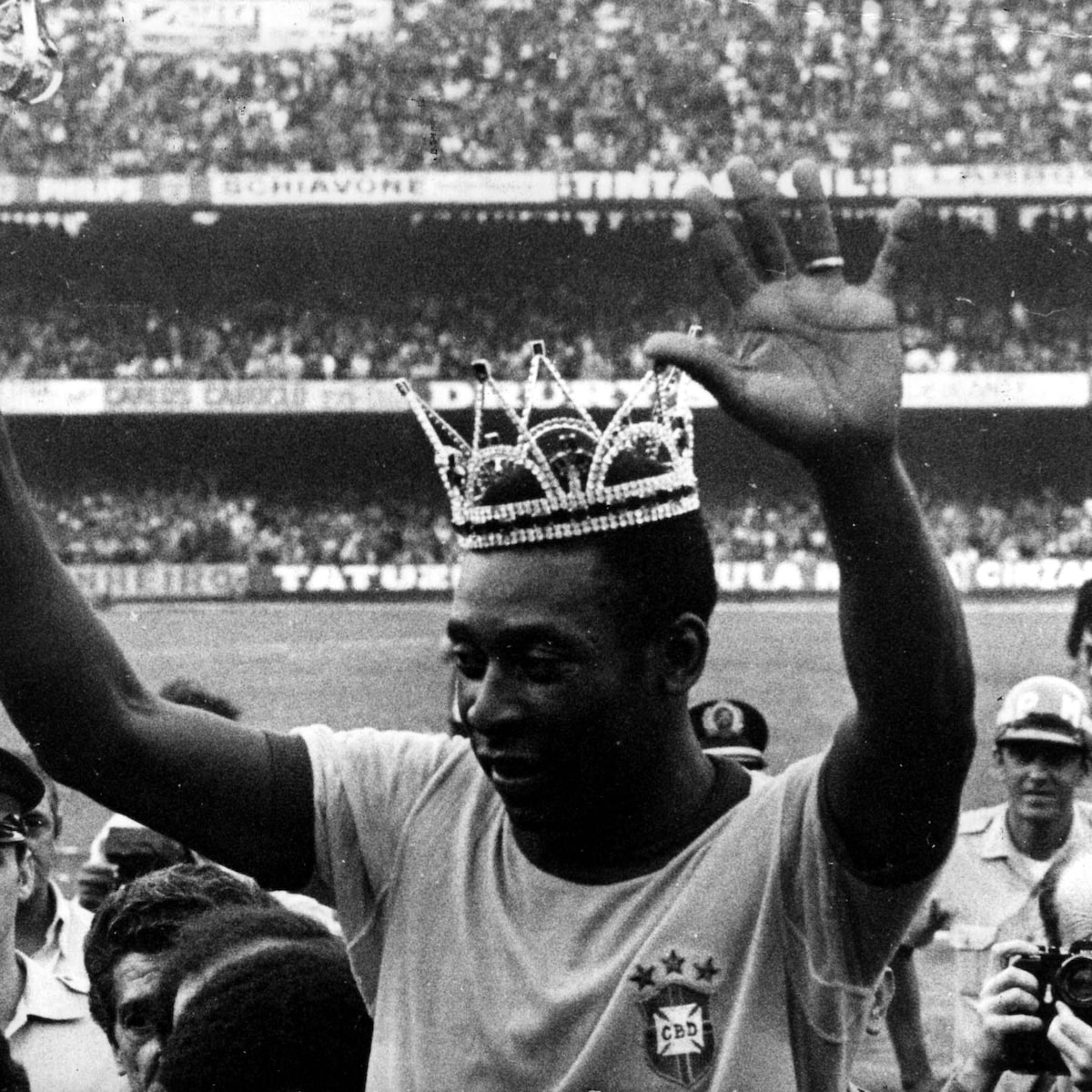 Bola de Ouro abre votação para escolher maior de todos os tempos sem Pelé e Maradona; saiba por quê