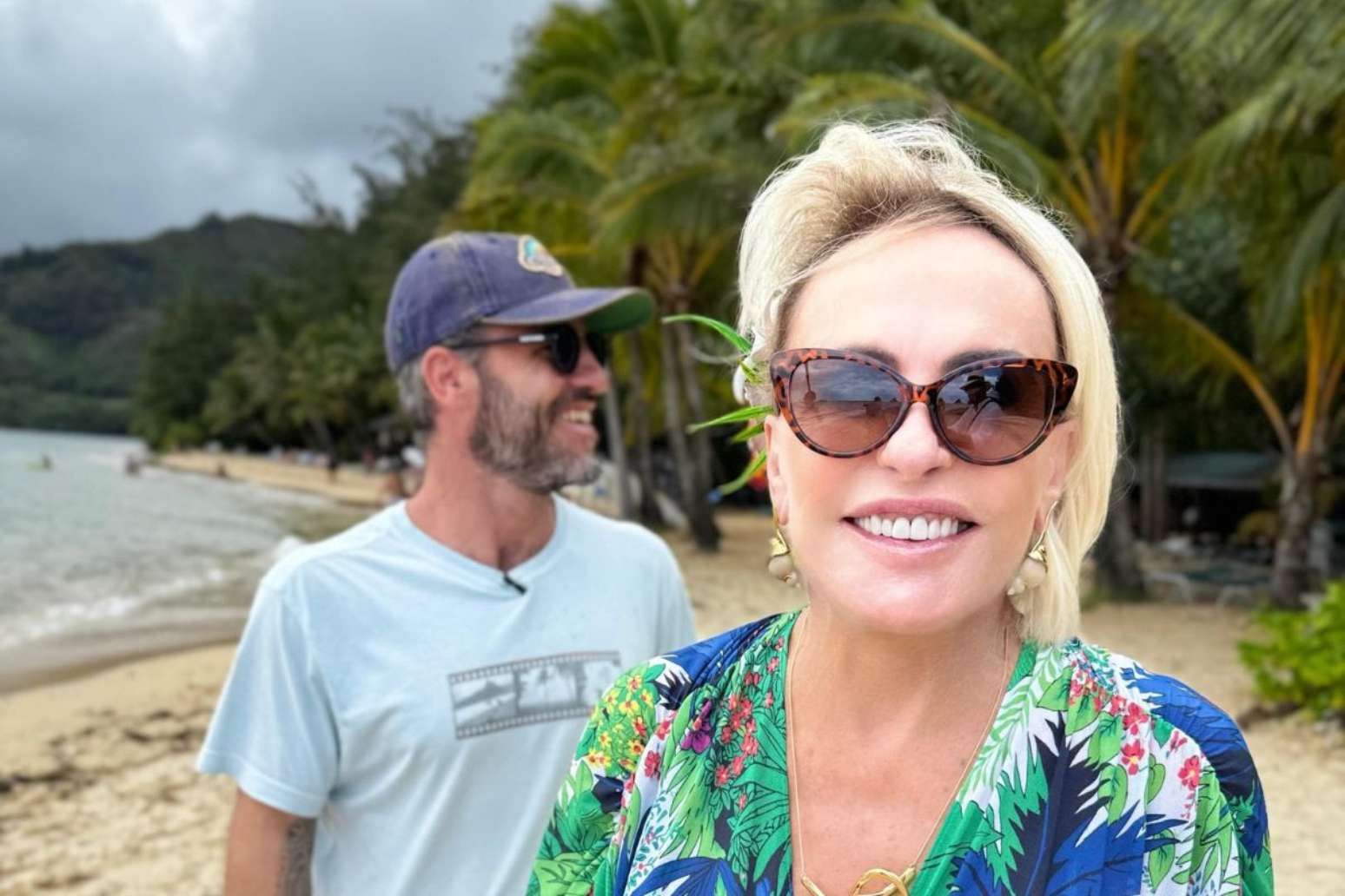 Ana Maria Braga passeia pela praia com Fabio Arruda