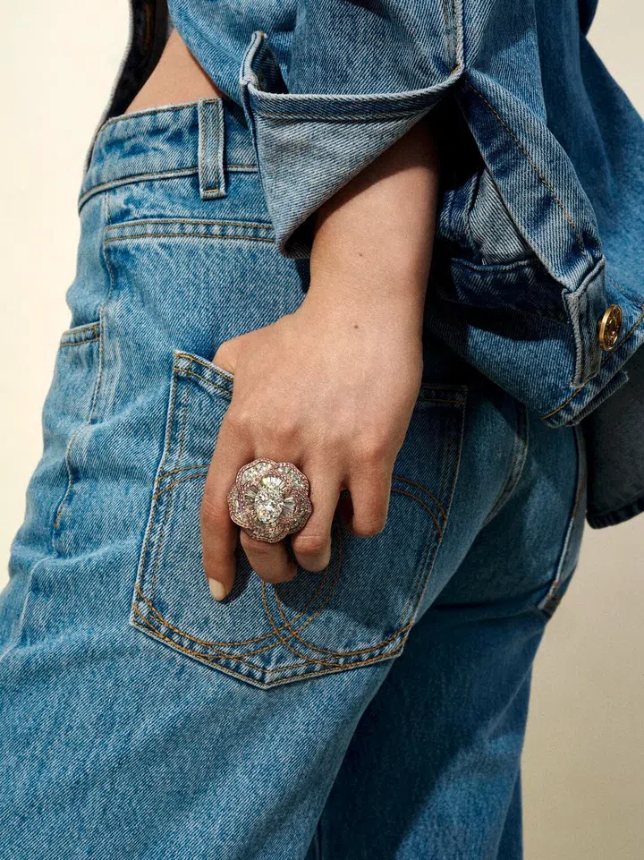 A Chanel traz sua coleção de joias finas de 2026, composta por signos, símbolos e amuletos da sorte, para Singapura.