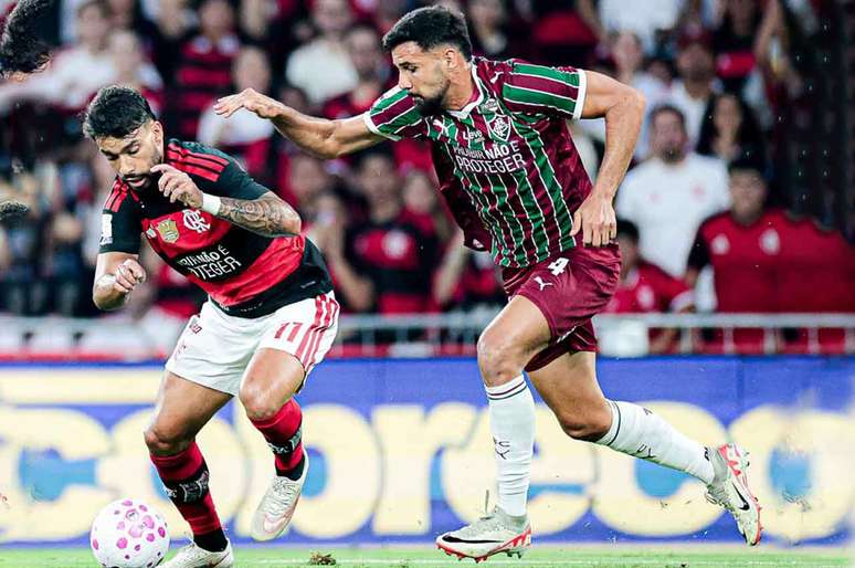 Flamengo vence Fluminense e segue na liderança do Brasileirão