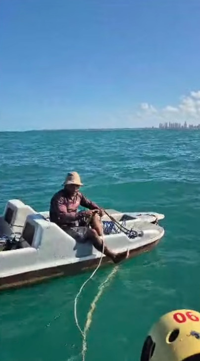 Pescador é resgatado após ficar à deriva a mais de 4km da costa, em praia de João Pessoa