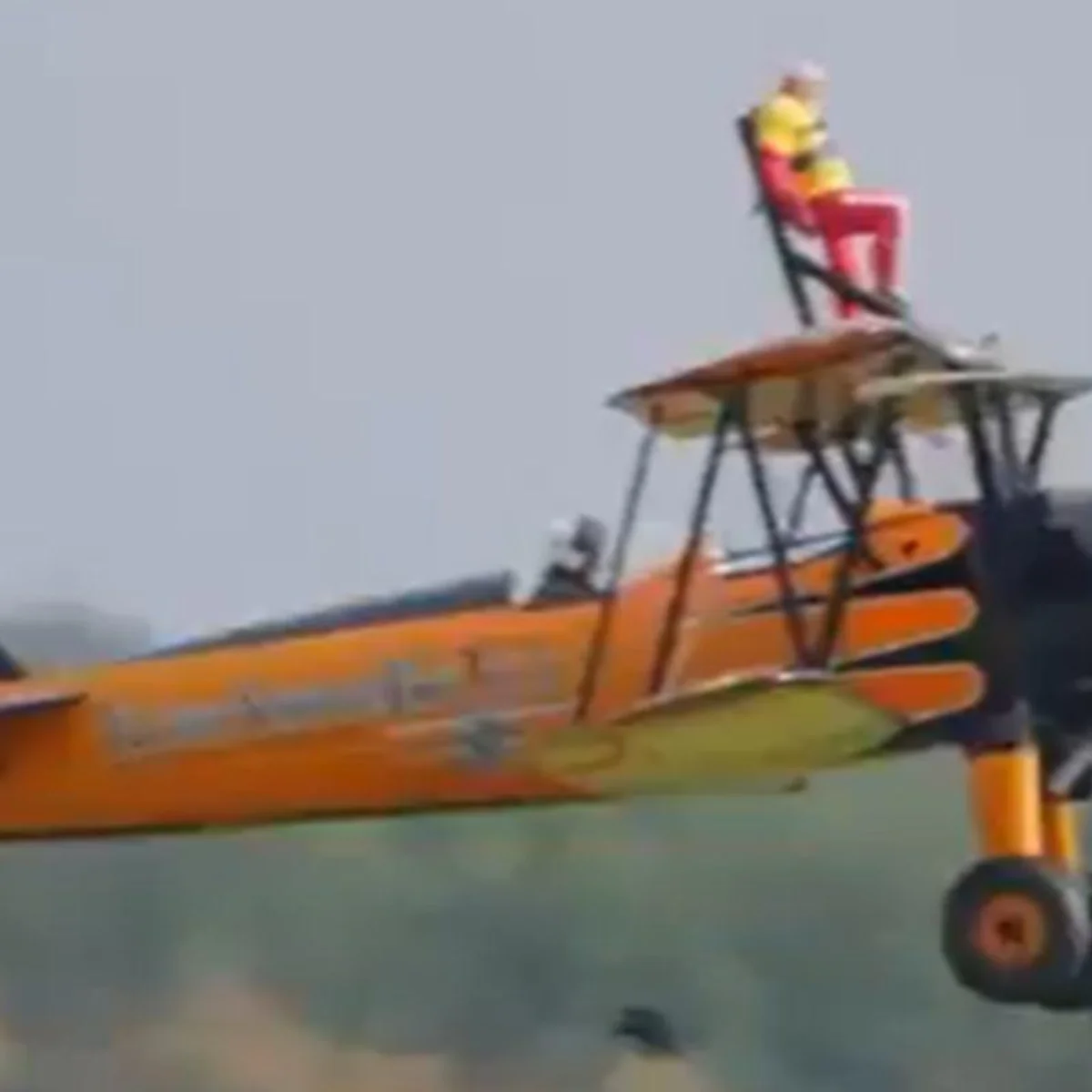 Mulher de 99 anos entra para o Guinness após fazer manobras em asa de avião