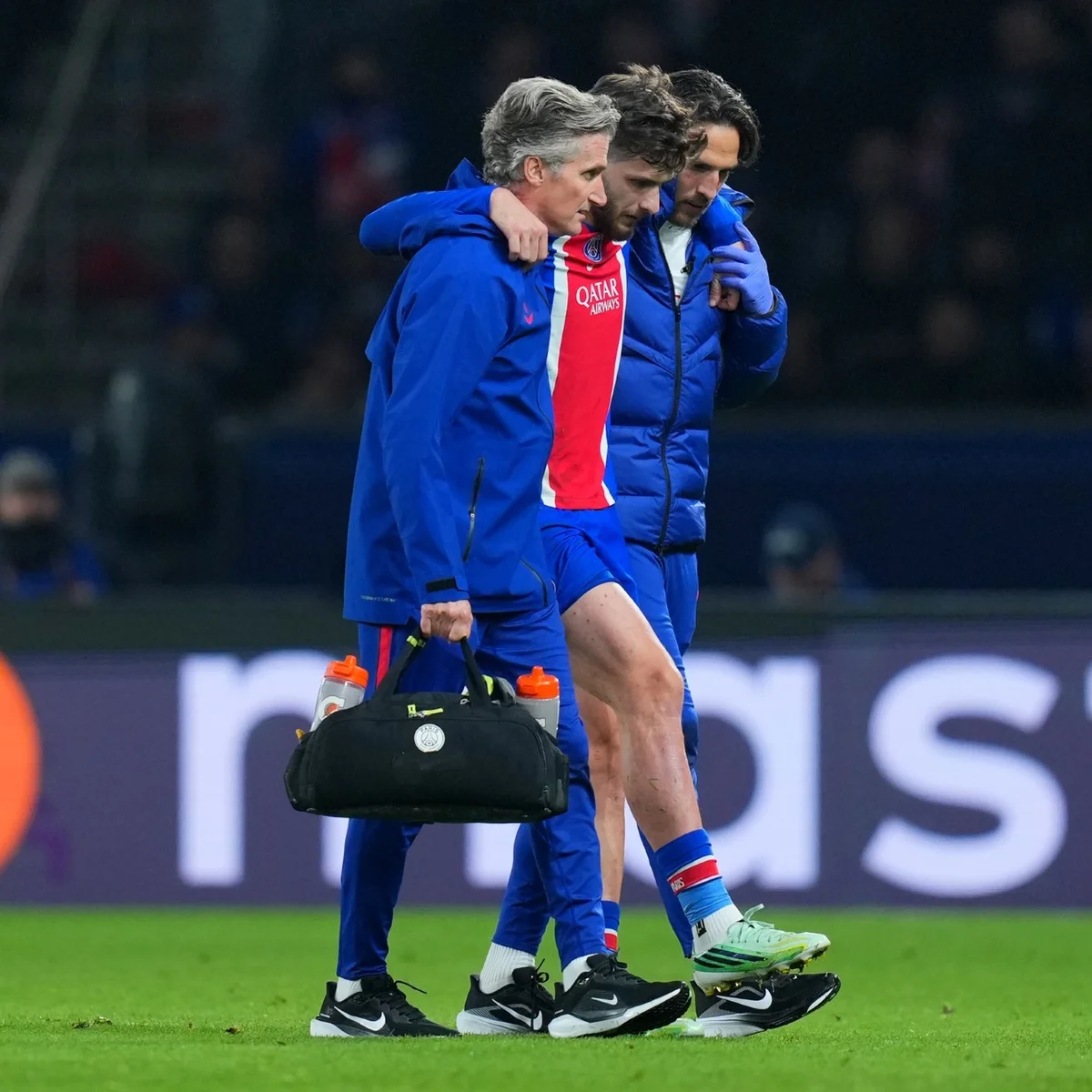 Astro do PSG, Kvaratskhelia pode perder temporada por lesão no joelho