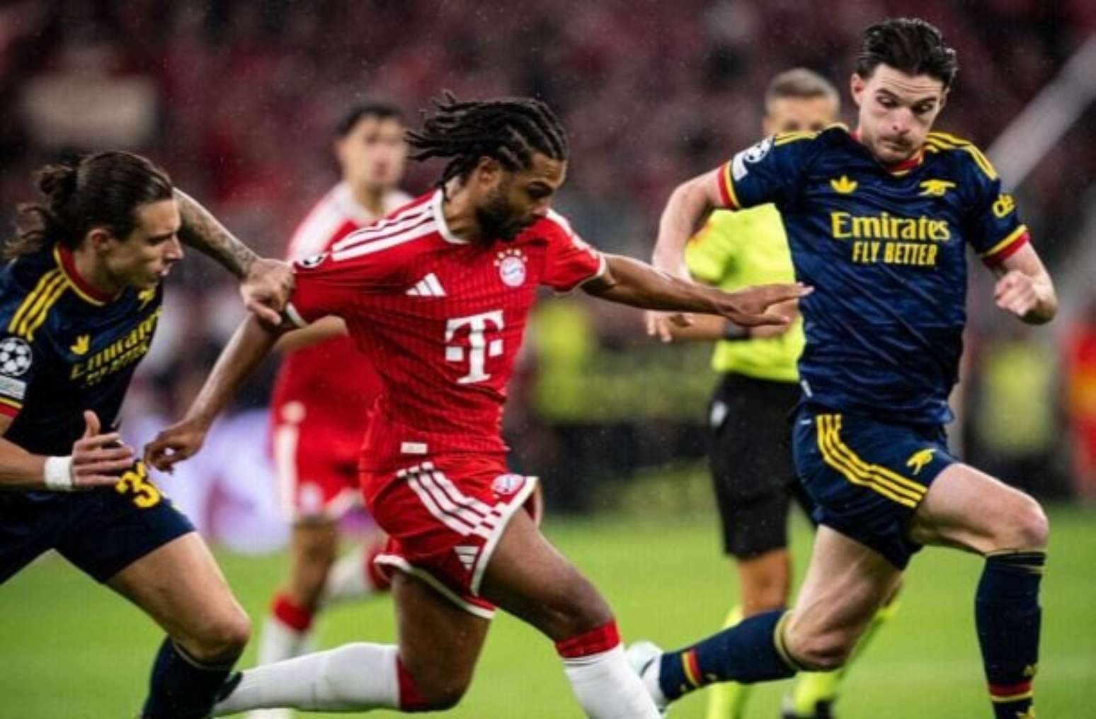 Bruno Guimar&atilde;es e Harry Kane em disputa de bola na Champions &ndash;