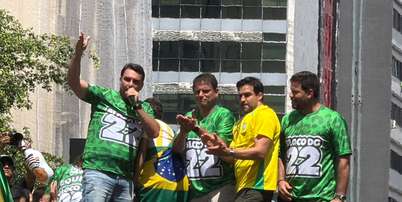 Flávio Bolsonaro (PL) faz discurso na Avenida Paulista neste domingo, 18 Foto: Gabriel Gatto/Terra