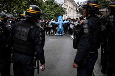 Adolescente perde a mão ao pegar granada atirada pela polícia durante protesto estudantil na França