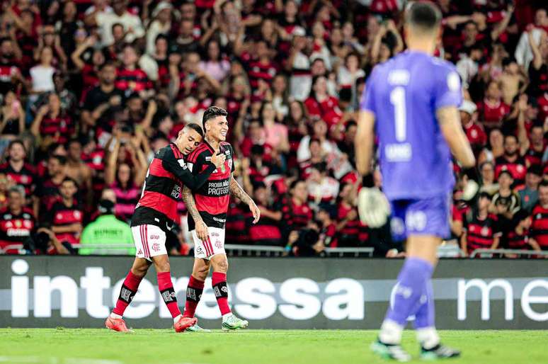 Flamengo vence Fluminense e segue na liderança do Brasileirão
