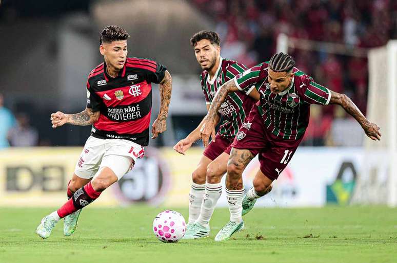 Flamengo vence Fluminense e segue na liderança do Brasileirão