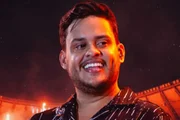 Imagem da matéria: Thiago Aquino rebate críticas após selinho da filha: "Foi de raspão"