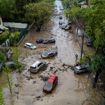 Aluvión en Santiago de Chile: las calles se convirtieron en ríos y el barro arrastró autos y colectivos