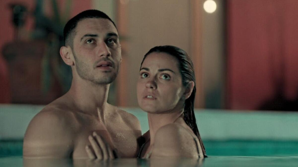 Desejo Sombrio é estrelado por Alejandro Speitzer e Maite Perroni, respectivamente — Foto: Divulgação/Netflix