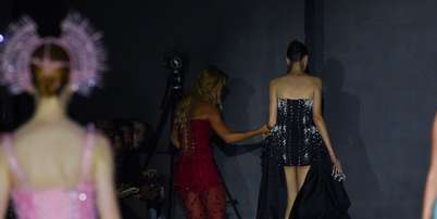 Ex-BBB Hariany ajuda modelo ap&oacute;s queda no SPFW Foto: Andy Santana/Brazil News / Elas no Tapete Vermelho