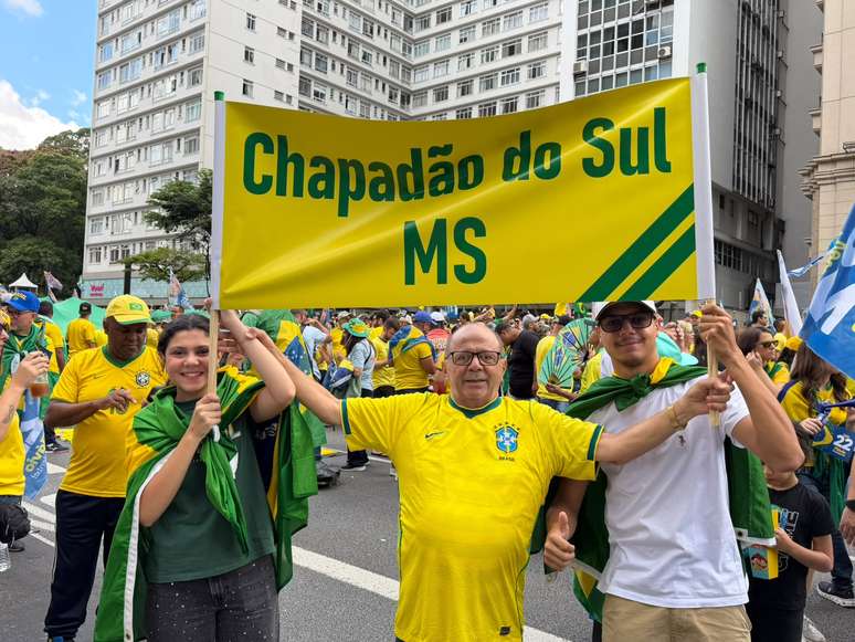 Eleitores de Flávio Bolsonaro viajam mais de mil km para participar de ato em SP: ‘Minha bandeira é a família’