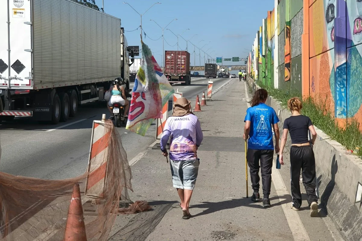 Imagem mostra peregrinos rumo a Aparecida - Metrópoles