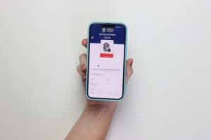 Eleições 2026: smartphone, óculos, relógios inteligentes… O que pode e o que não pode entrar na cabine de votação?