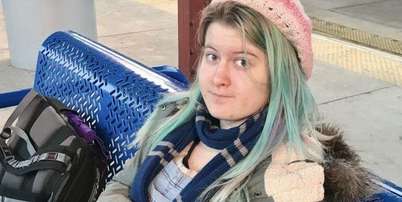 Emily Normandin-Parker está sentada em um banco. Foto: Panish, Shea, Ravipudi / BBC News Brasil