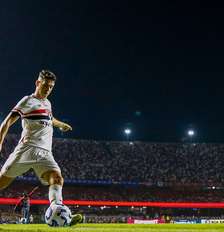 Oscar cobra escanteio em jogo do São Paulo Foto: Miguel Schincariol/Getty Images