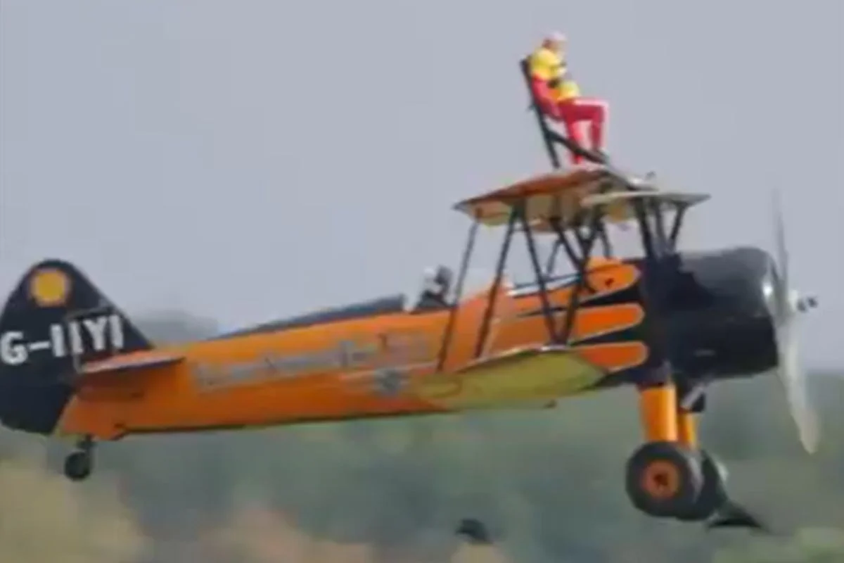 Mulher de 99 anos entra para o Guinness após fazer manobras em asa de avião
