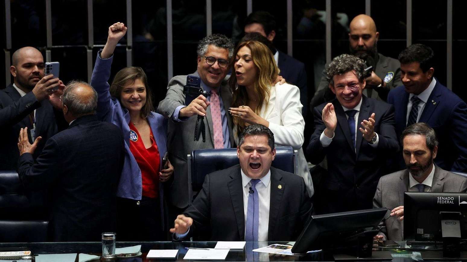 Davi Alcolumbre, rodeado por parlamentares, ao anunciar aprovação do fim da escala 6x1