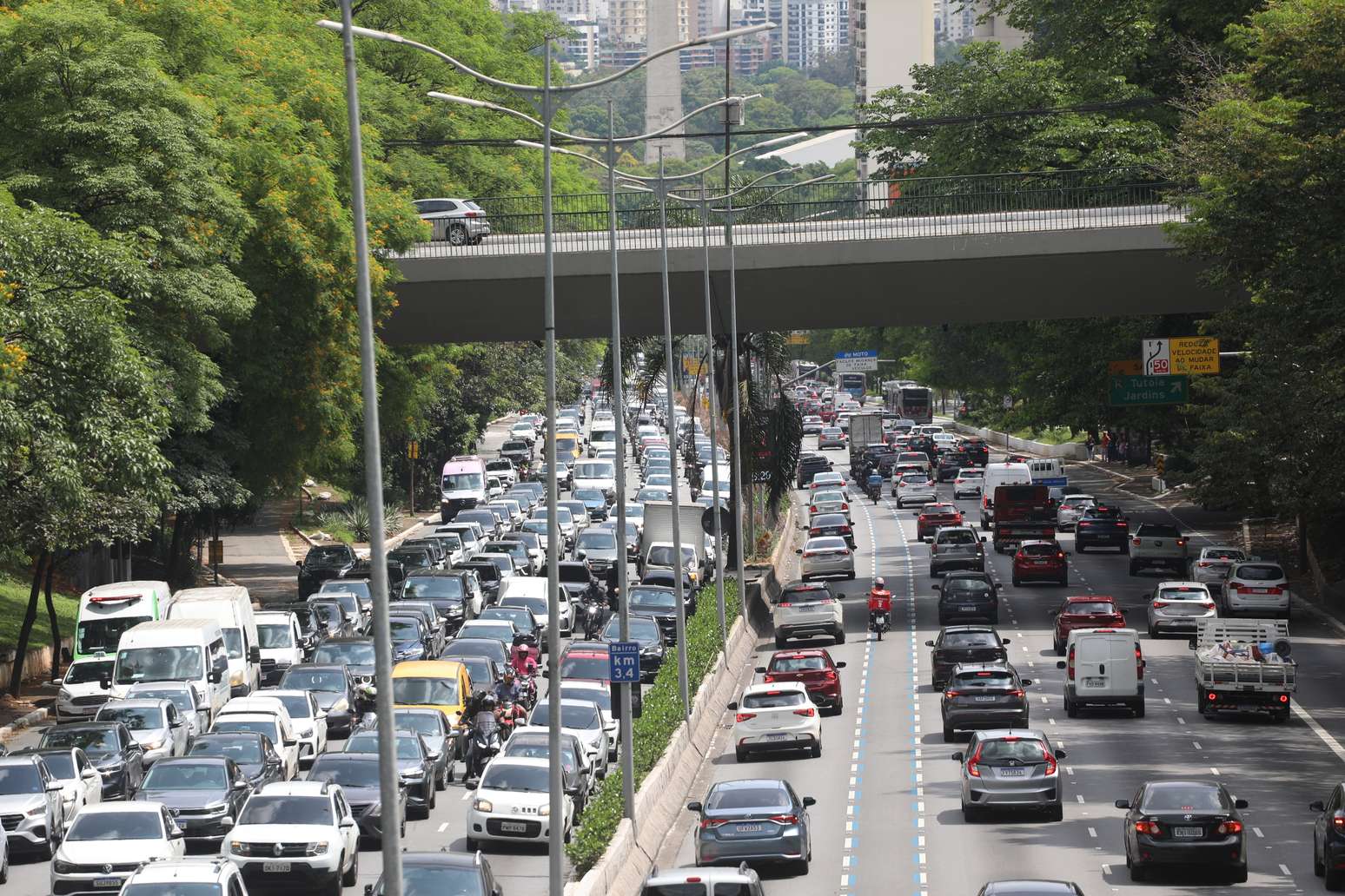 Trânsito em São Paulo em avenida com a Faixa Azul
