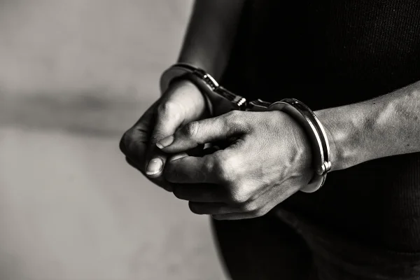 Homem com mandado por estupro de vulnerável é solto por lei eleitoral no DF